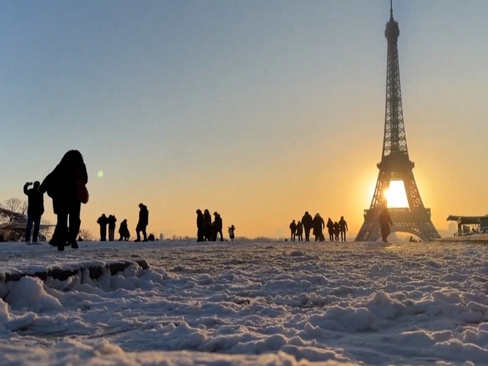 Schnee am Eiffelturm in Paris