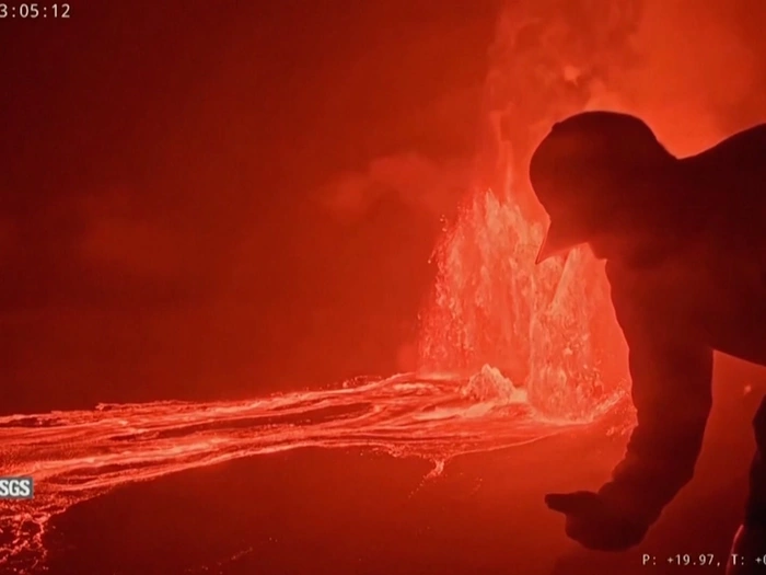 Völlig daneben: Zwei Männer kommen Lava gefährlich nahe