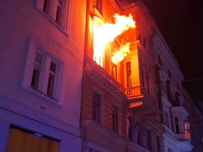Flammen ragten in Wien aus Fenster von brennender Wohnung