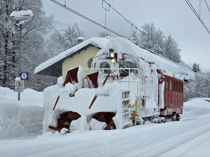 Italien: Nur "Monsterfräse" kann die Schneemassen bändigen
