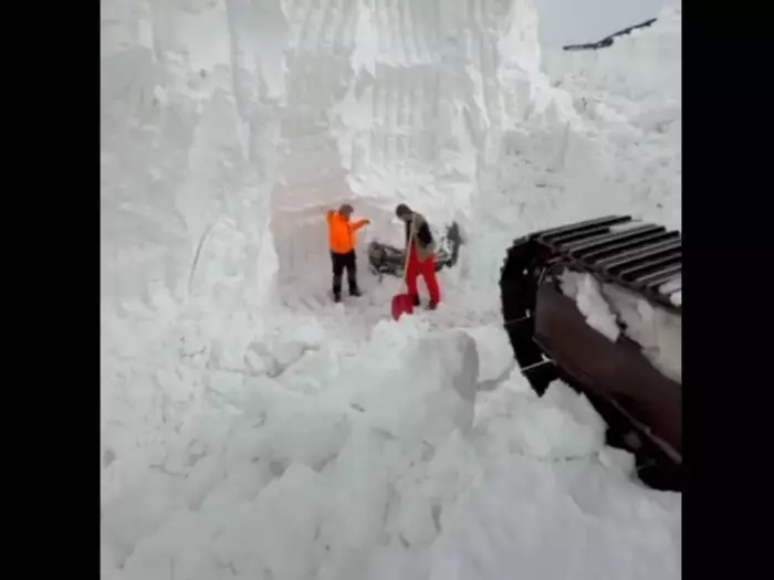 Ätna: Auto meterhoch vom Schnee verschluckt - VIDEO