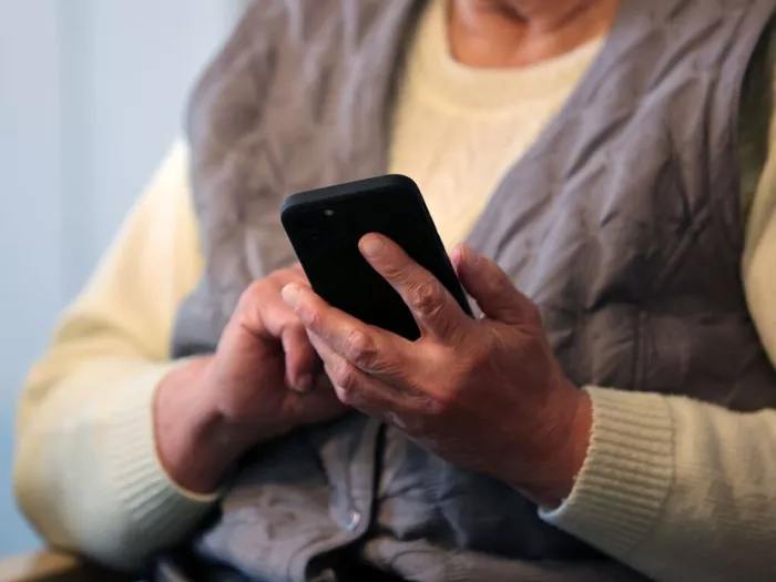 Sicher durchs Netz: Tipps für Ältere per Messenger