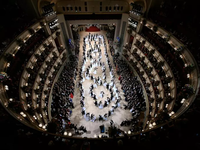 Broadway-Flair am Opernball mit Stone und Drescher