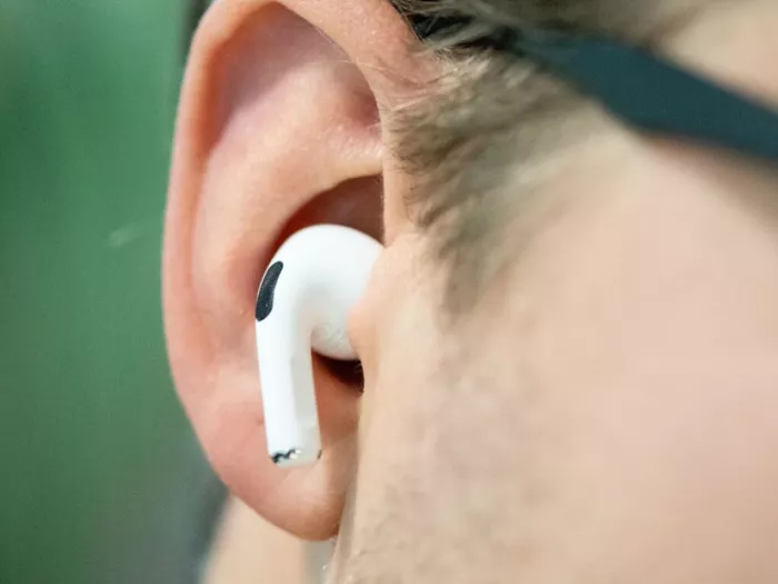 Airpods stoppen draußen Wiedergabe: Ohrerkennung prüfen