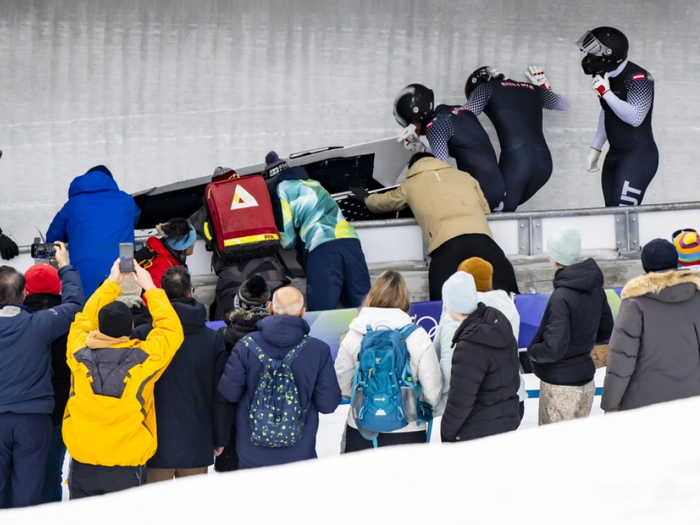 Treichl zur Viererhalbzeit Olympia-10., Mandlbauer im Spital