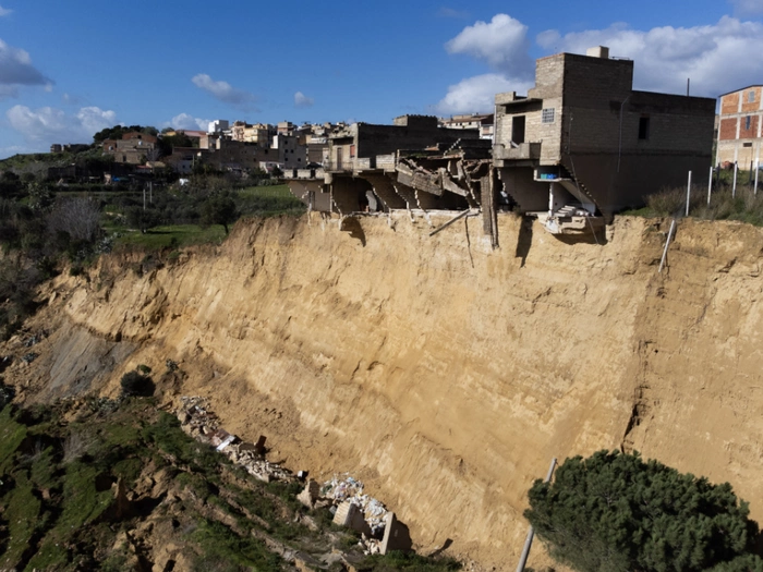 Wohnhaus stürzt in Niscemi in Abgrund