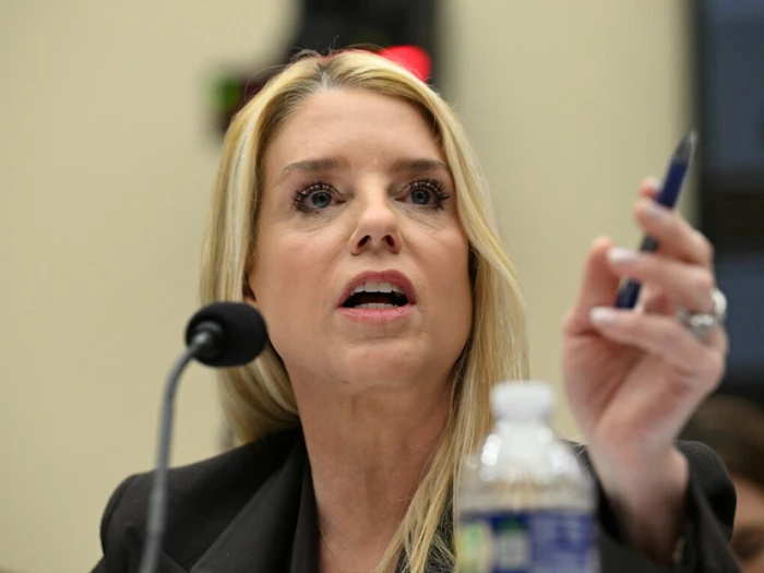 Bondi verteidigt ihr Vorgehen im Fall-Epstein