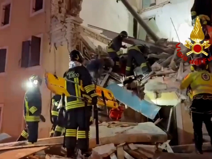 Haus stürzt bei Gasexplosion ein - Video