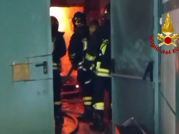 Neapel: Stadttheater bei Brand zerstört - VIDEO