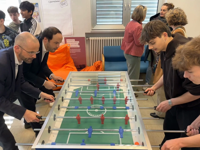 Jugendtreff an der WFO: LR Achammer greift zum Kicker - VIDEO