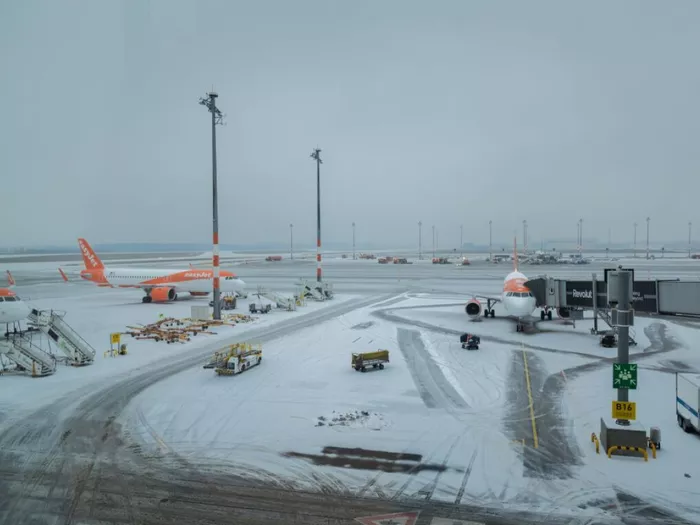 Blitzeis: Berliner Flughafen nahm Betrieb wieder auf