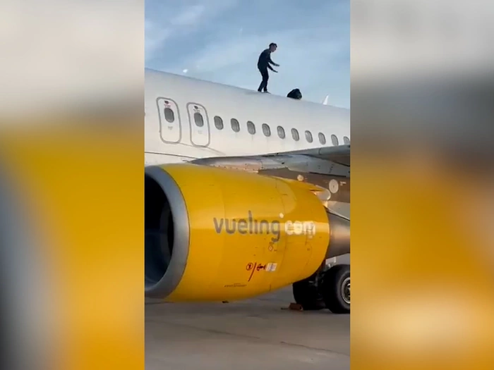 Valencia: Mann randaliert auf Flugzeugdach