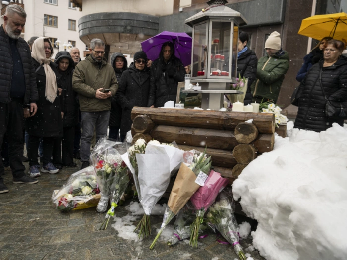 Dutzende bei Gedenken an Opfer des Brands in Crans-Monatana