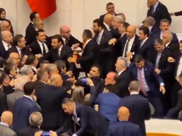 Wieder Keilerei im Parlament - VIDEO