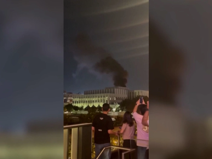 Drohne schlägt in Dubai auf Parkplatz ein