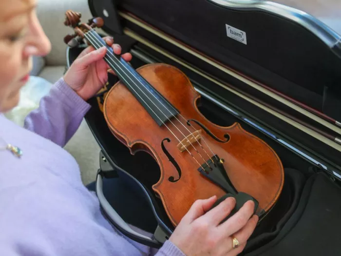 Lufthansa erlaubt nun auch größere Instrumente im Handgepäck