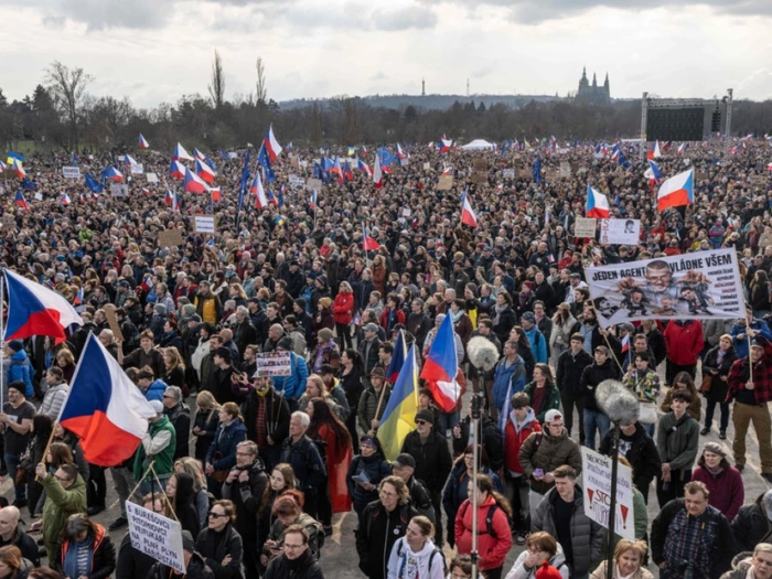 Zehntausende demonstrieren gegen Regierung in Prag