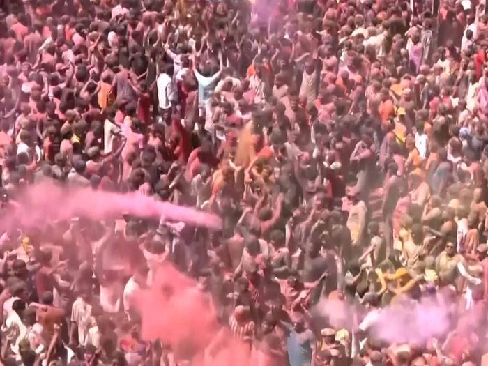 Holi zu Ende: Farbenfrohe Frühlingsfeiern