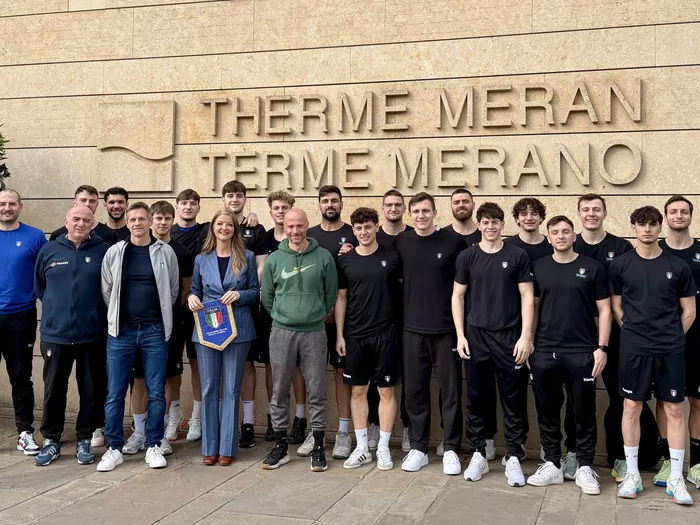 Italienische Handballnationalmannschaft badet in der Therme Meran