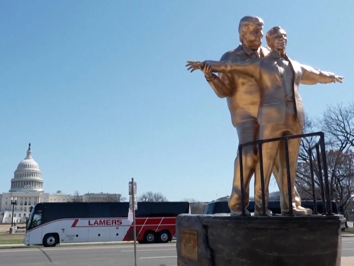 Kunstinstallation: Trump und Epstein auf sinkendem Schiff