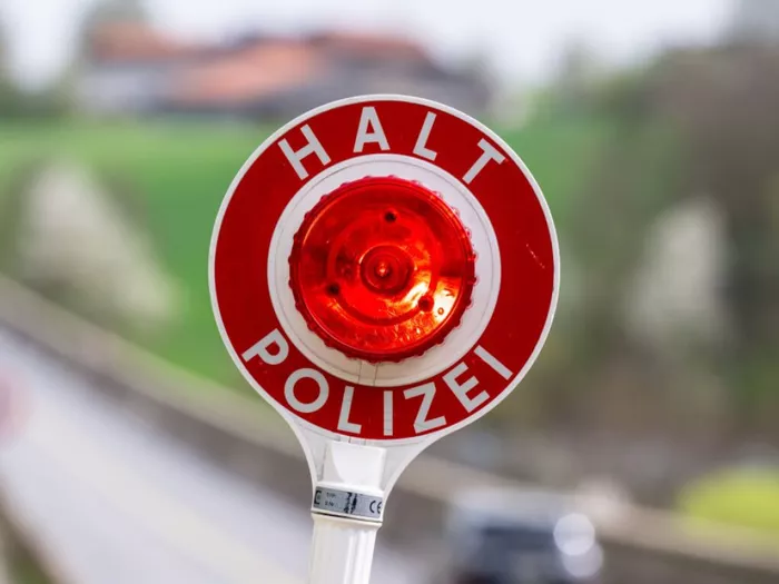 Deutsche Polizei fand Kind ohne Gurt, aber mit Zigarette