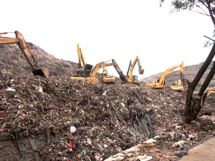 Tödliche Mure auf einer der größten Mülldeponien der Welt