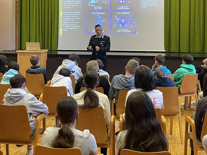 Carabinieri sensibilisieren Mittelschüler in Vintl