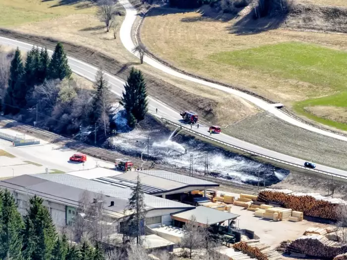Böschungsbrand in Welsberg-Taisten: Straße vorübergehend gesperrt