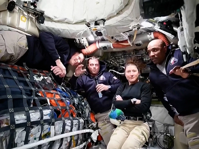 Artemis II: Gruß aus dem All