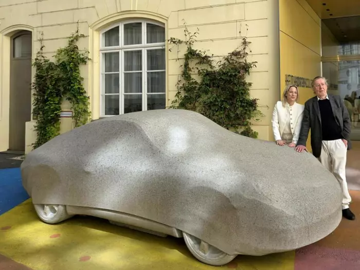 "Wahnsinnsobjekt": Betonporsche parkt bei Heidi Horten