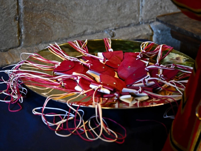 König Charles verteilt am "Royal Maundy" Münzen in Wales
