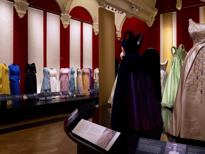 London ehrt Queen Elizabeth mit großer Mode-Ausstellung