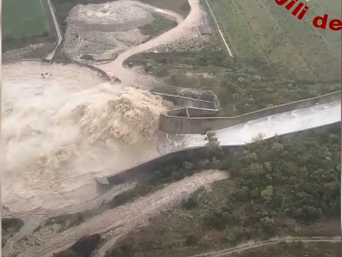 Italien: Stausee muss Wasser ablassen - VIDEO