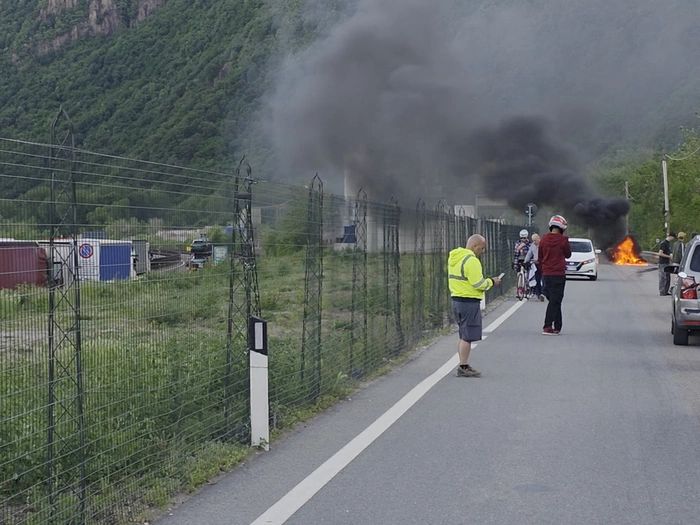 Motorrad geht nach Unfall in Flammen auf