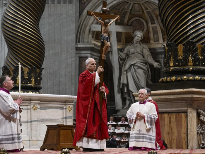 Kreuzweg am Kolosseum - Papst trug Kreuz selbst