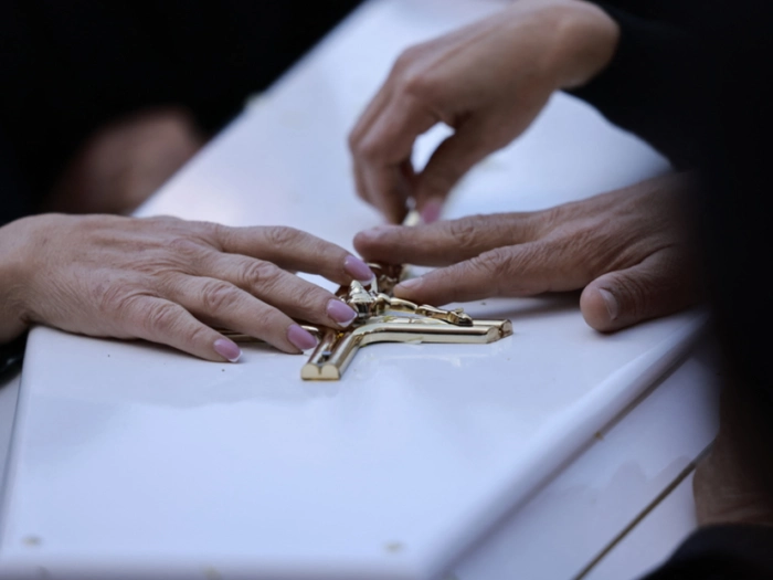 Israelischer Soldat beschädigt Jesus-Figur im Libanon