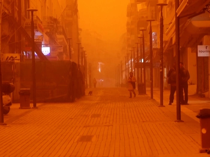 Saharasand färbt Urlaubsinsel rot - VIDEO