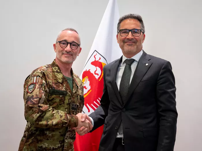 Landeshauptmann Kompatscher trifft neuen Alpini-Kommandant Vezzoli