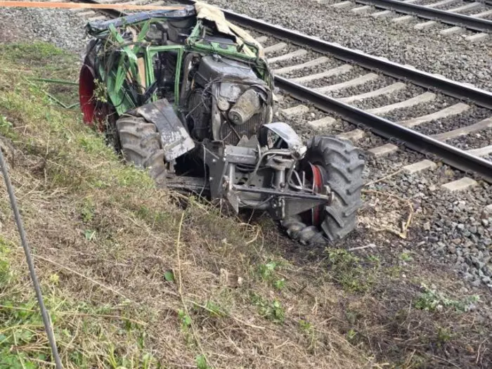 Sohn sieht zu, wie Vaters Traktor auf die Gleise stürzt