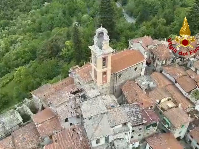 Blitzschlag bringt Kirchturm teilweise zum Einsturz