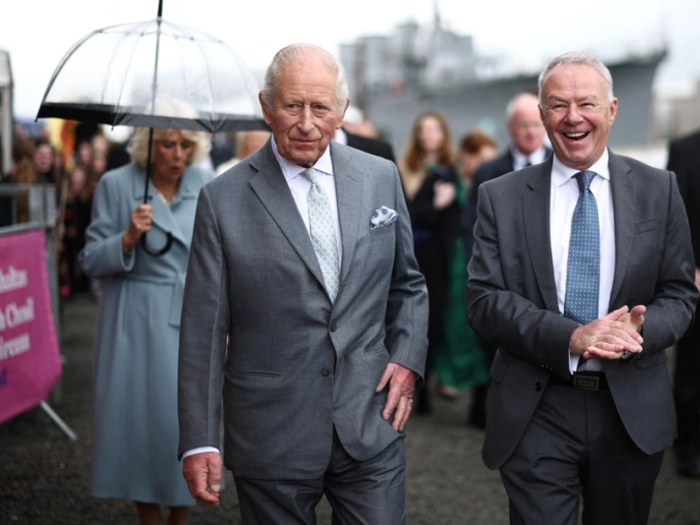 Charles III. zu Besuch in Nordirland eingetroffen