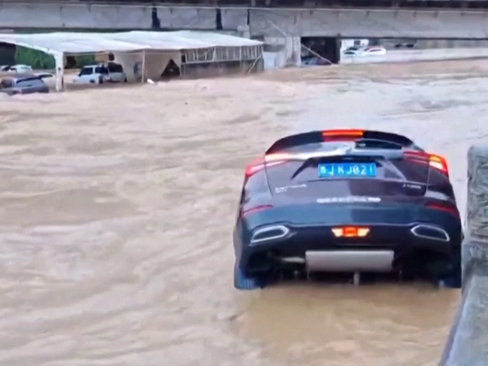 Hochwasser reißt Autos mit sich - VIDEO