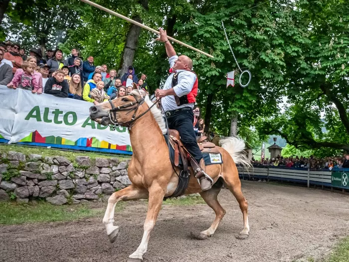 29 Teams beim Ringstechen um den Startplatz für den Oswald-von-Wolkenstein-Ritt