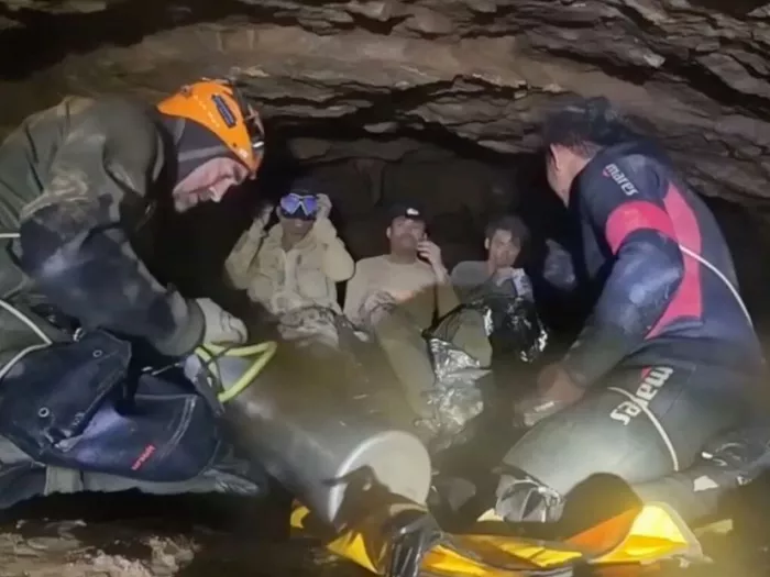 Vier Goldsucher nach Höhlendrama in Laos in Sicherheit