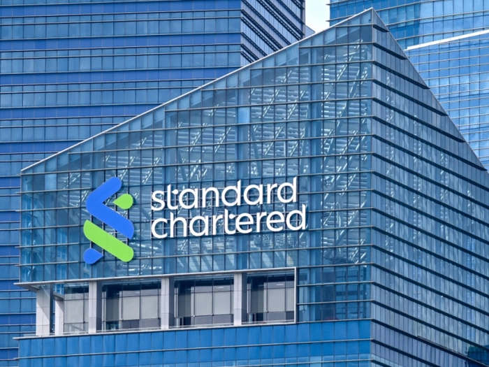 Standard Chartered streicht 7.000 Stellen bis 2030