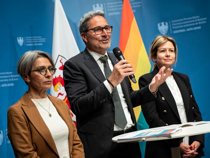 Südtirol zeigt Flagge: Pride Month bringt Farbe und klare Botschaft - VIDEO