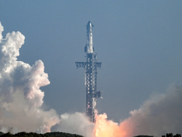 Überarbeitete Riesen-Rakete Starship absolviert Testflug