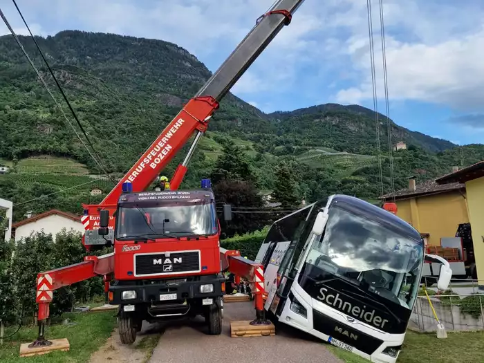 Bus in Sinich aus Böschung geborgen