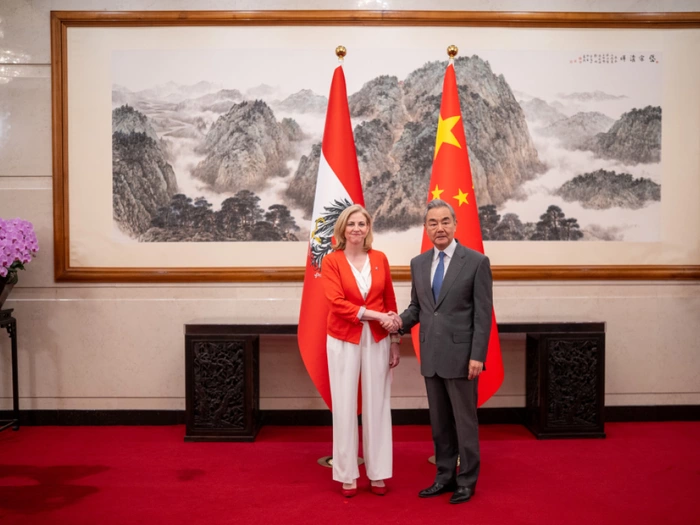 Chinas Außenminister Wang Yi empfing Meinl-Reisinger