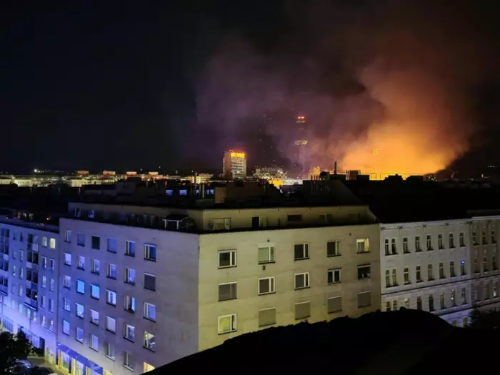 85 Menschen bei Dachbrand in Wien aus Wohnhaus evakuiert